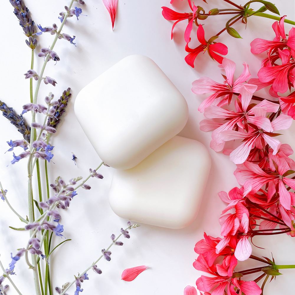 due olio solido colore bianco con fiori